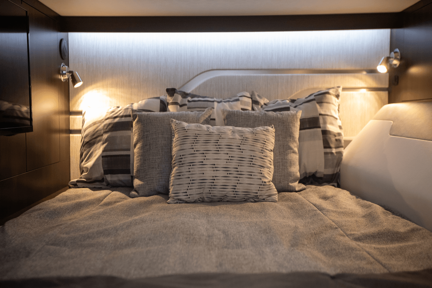 2024 Cruisers Yachts 42 GLS South Beach Outboard Image Thumbnail #67