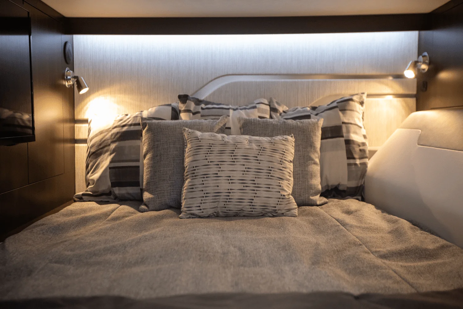 2024 Cruisers Yachts 42 GLS South Beach Outboard Image Thumbnail #67