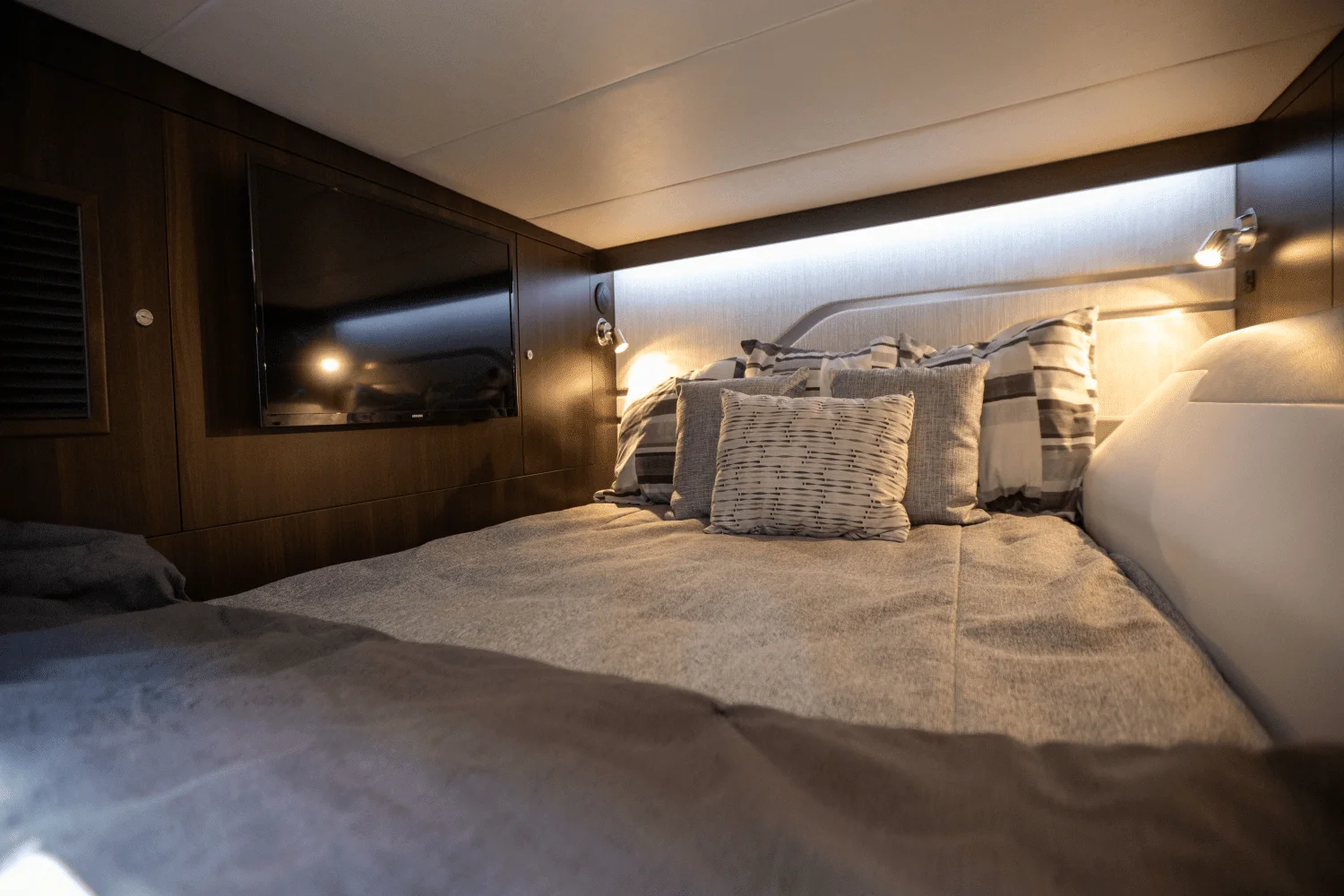 2024 Cruisers Yachts 42 GLS South Beach Outboard Image Thumbnail #69