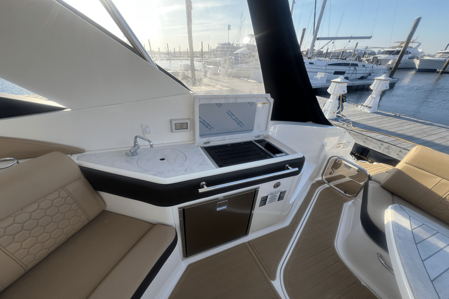2023 Sea Ray 320 SUNDANCER Image Thumbnail #11