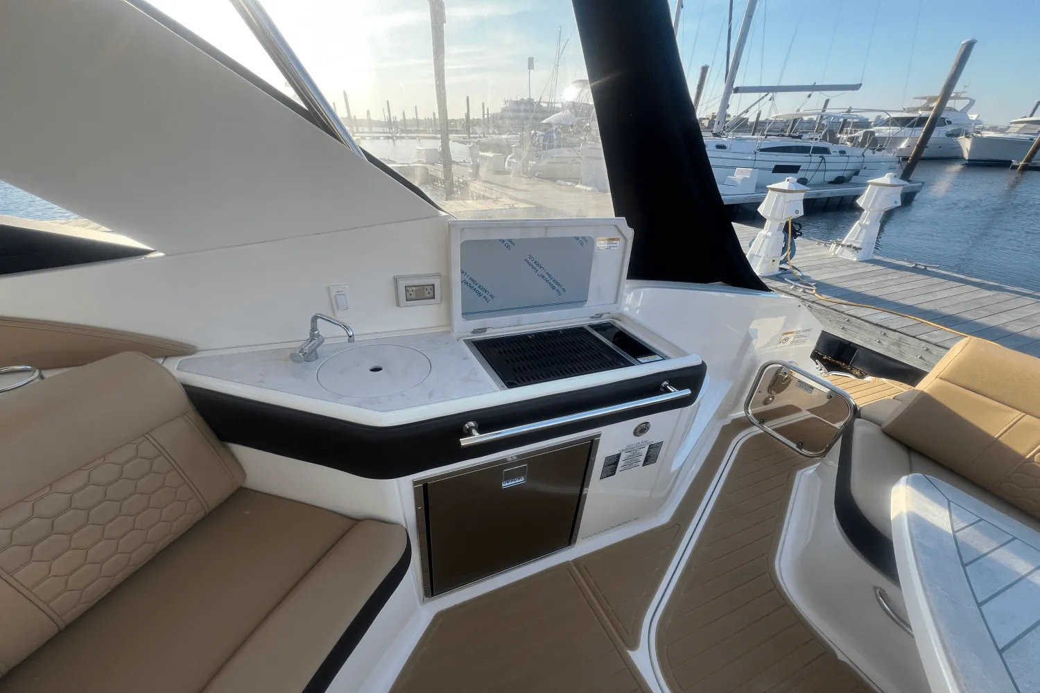 2023 Sea Ray 320 SUNDANCER Image Thumbnail #11