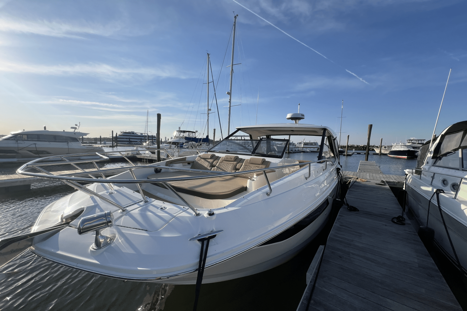 2023 Sea Ray 320 SUNDANCER Image Thumbnail #2