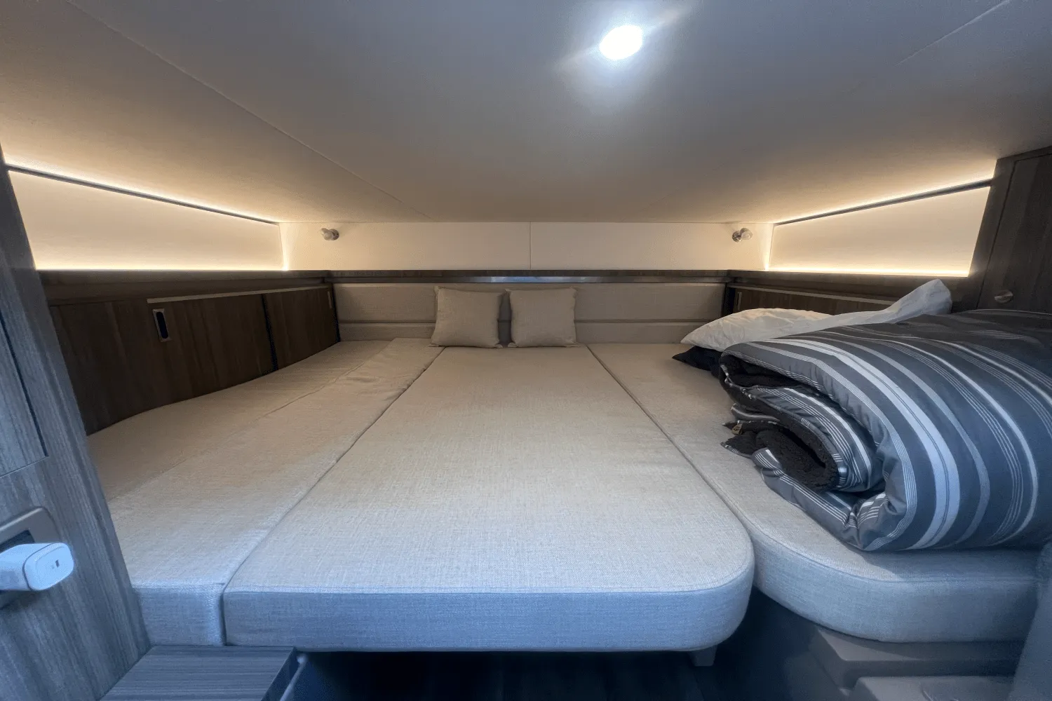 2023 Sea Ray 320 SUNDANCER Image Thumbnail #21
