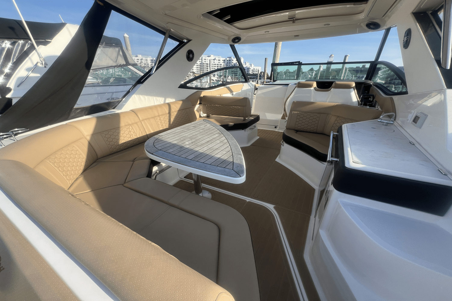 2023 Sea Ray 320 SUNDANCER Image Thumbnail #7