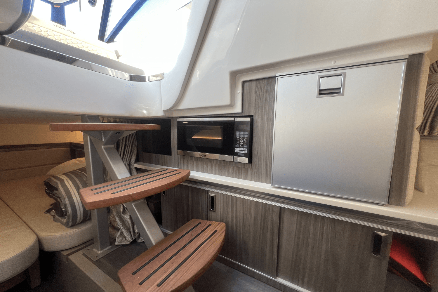 2023 Sea Ray 320 SUNDANCER Image Thumbnail #19