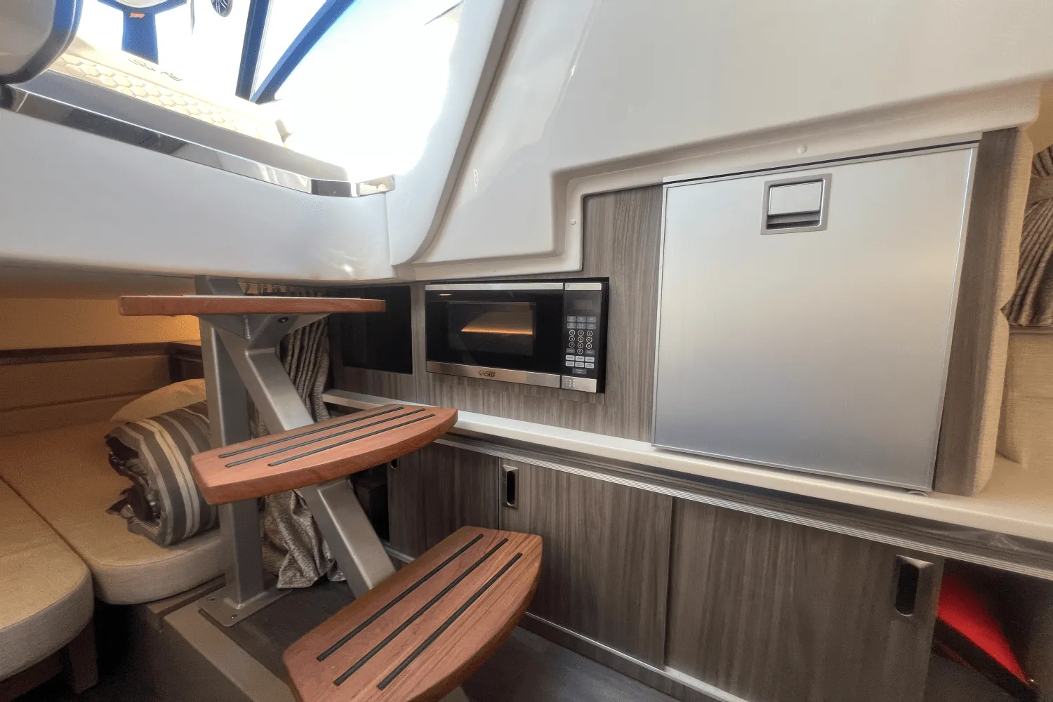 2023 Sea Ray 320 SUNDANCER Image Thumbnail #19