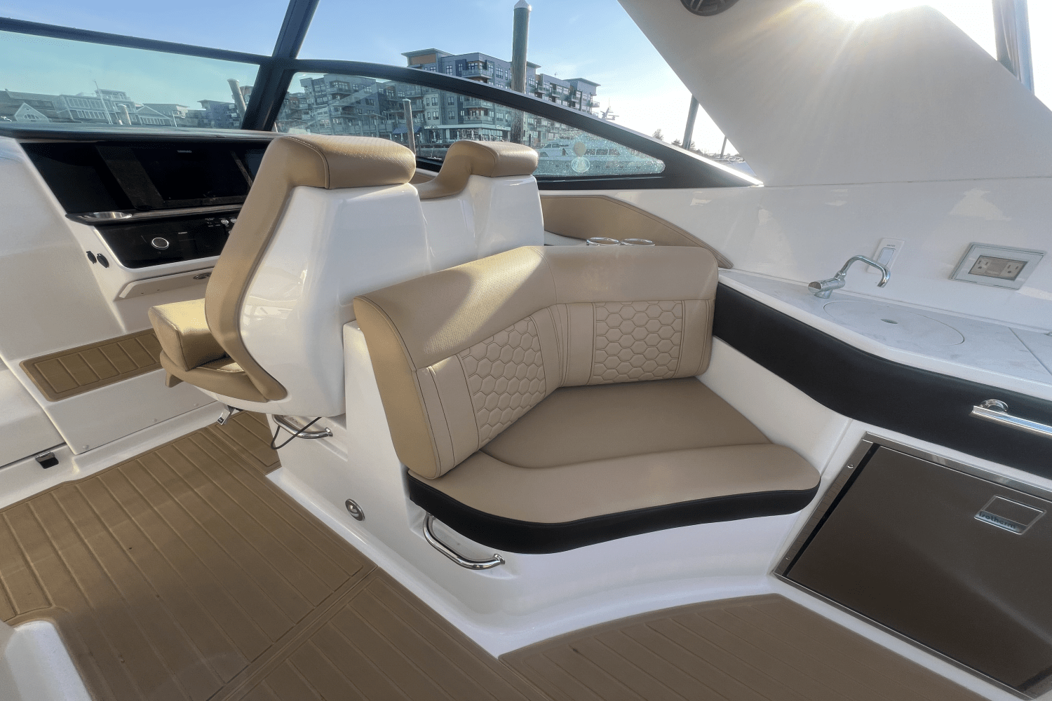 2023 Sea Ray 320 SUNDANCER Image Thumbnail #9