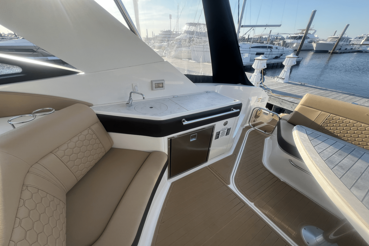 2023 Sea Ray 320 SUNDANCER Image Thumbnail #10