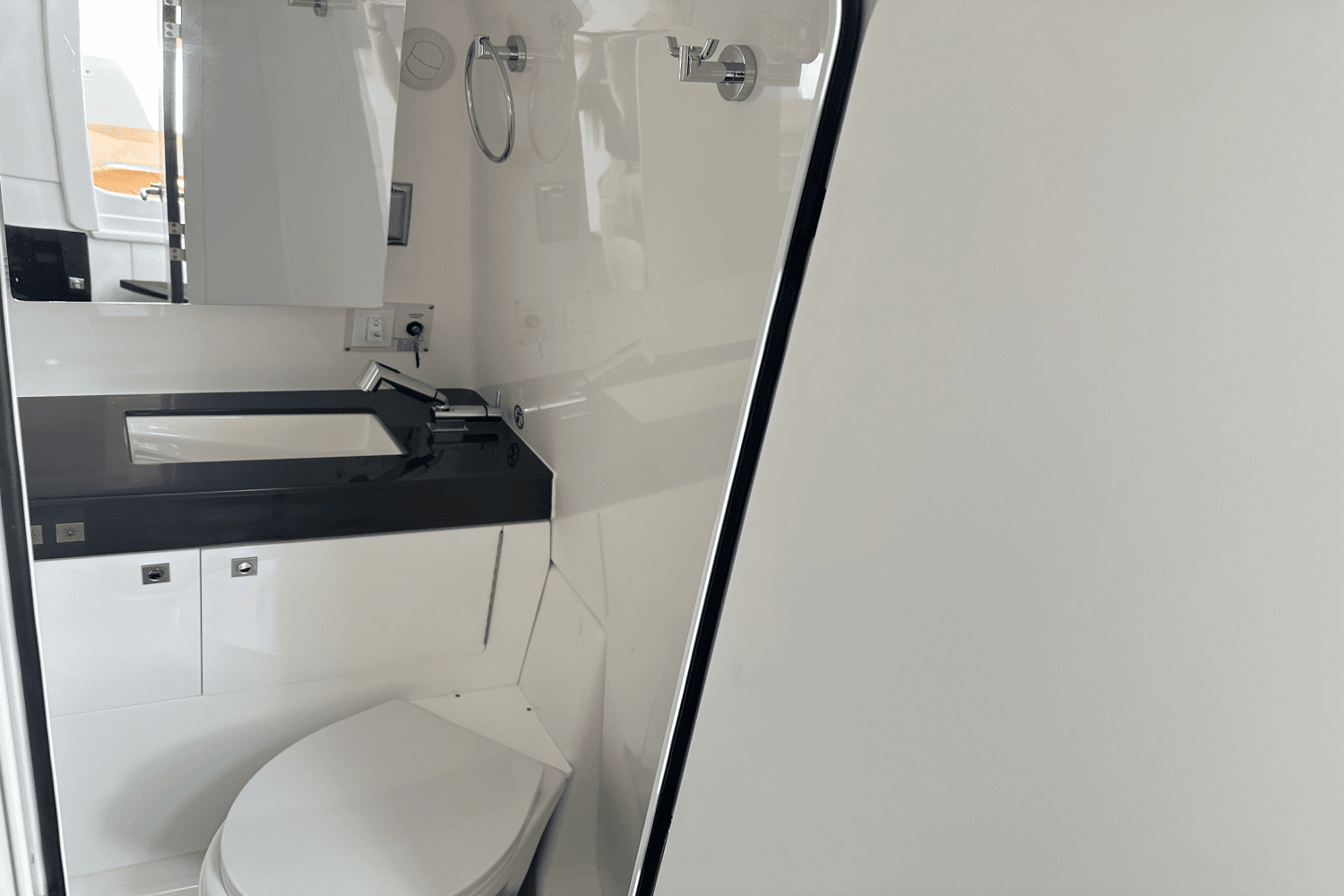 2024 Aviara AV40 Outboard Image Thumbnail #19