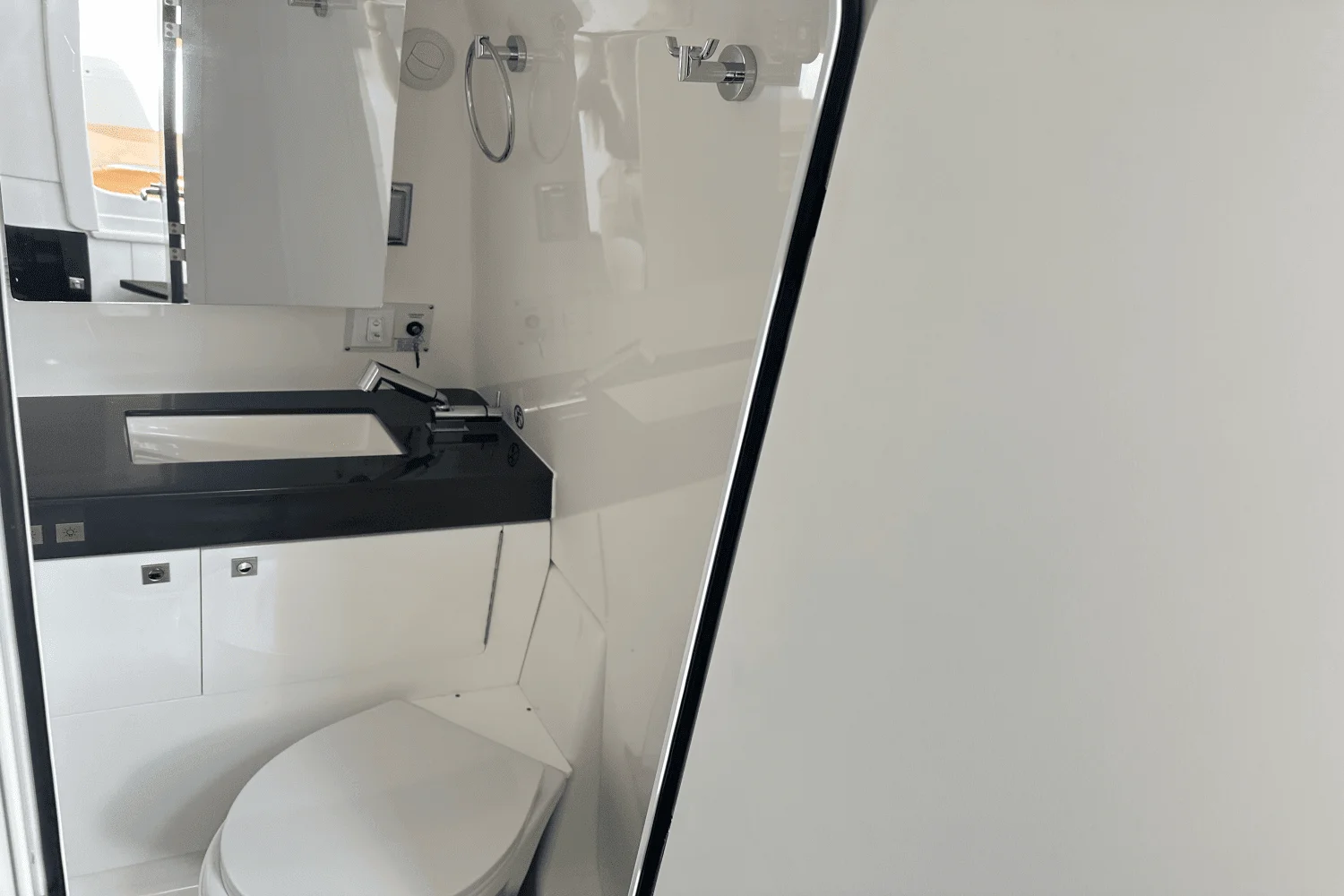 2024 Aviara AV40 Outboard Image Thumbnail #19