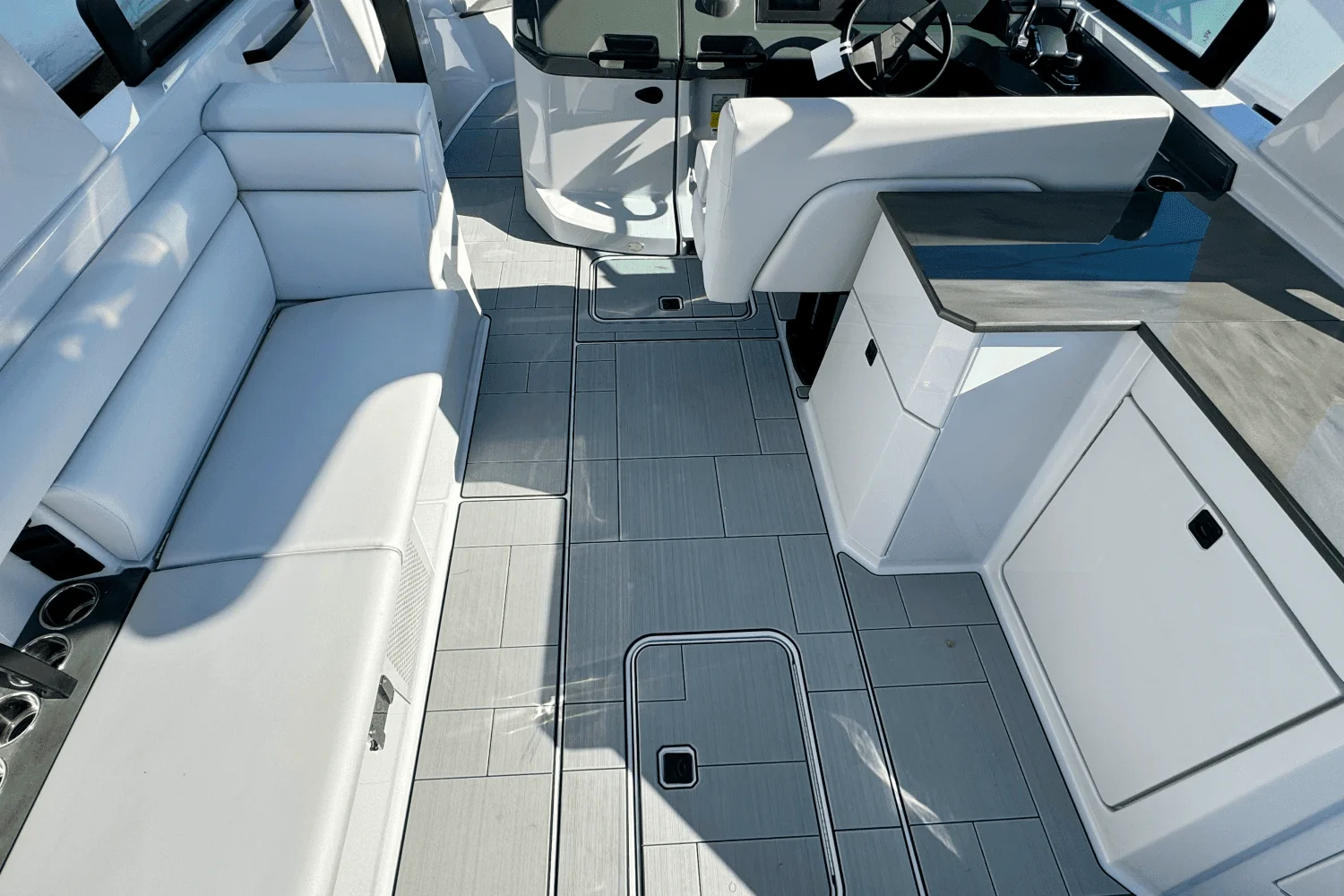 2024 Aviara AV32 Outboard Image Thumbnail #11