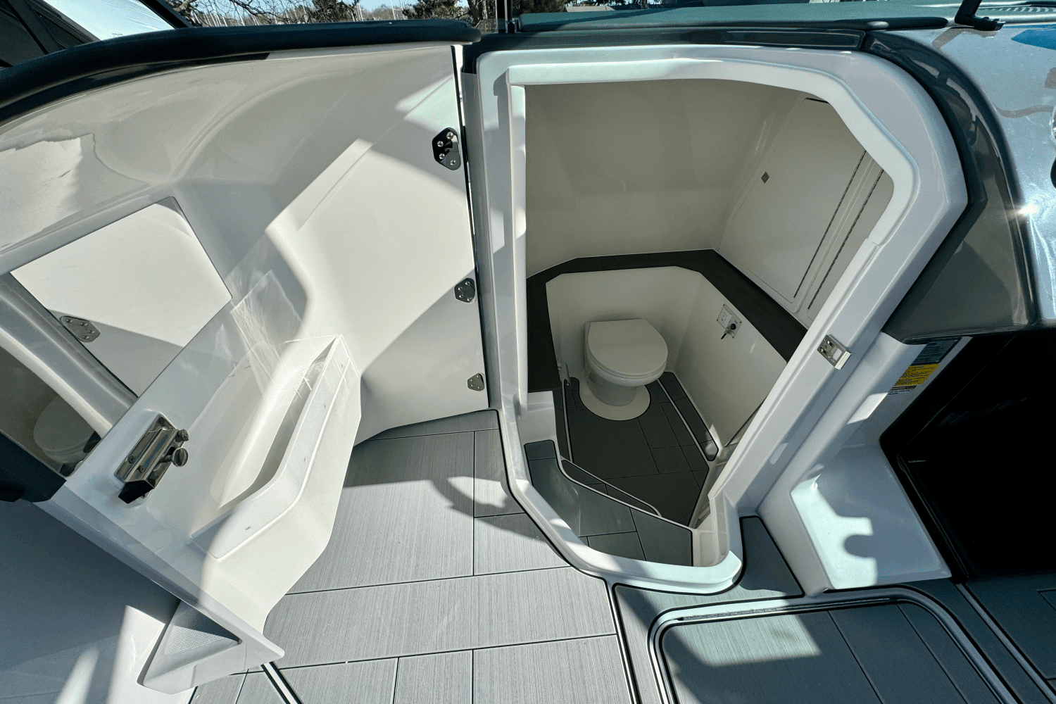 2024 Aviara AV32 Outboard Image Thumbnail #26