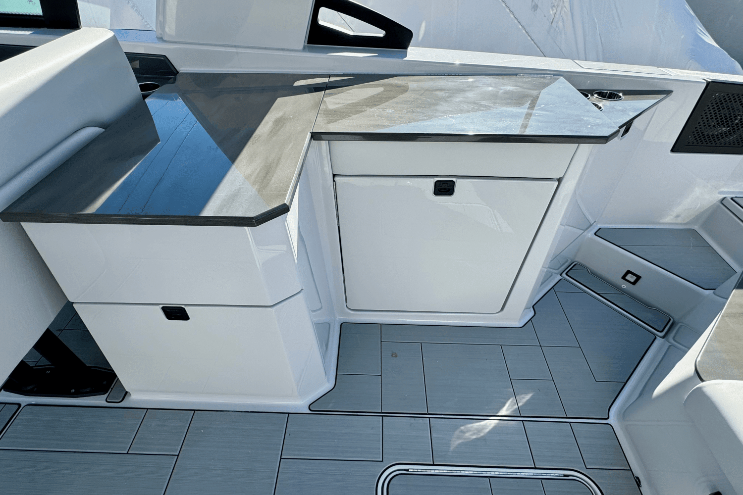 2024 Aviara AV32 Outboard Image Thumbnail #14