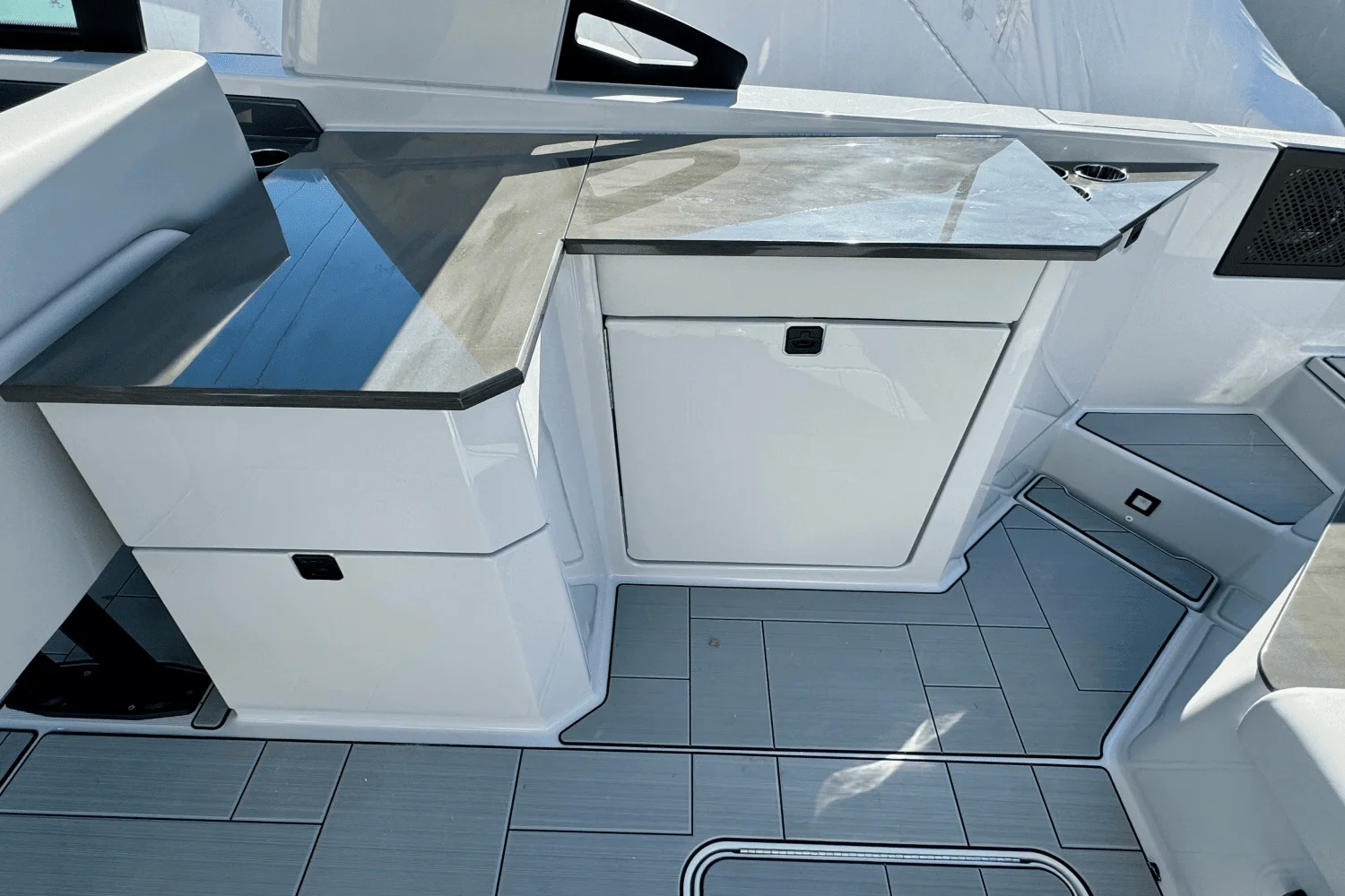 2024 Aviara AV32 Outboard Image Thumbnail #14