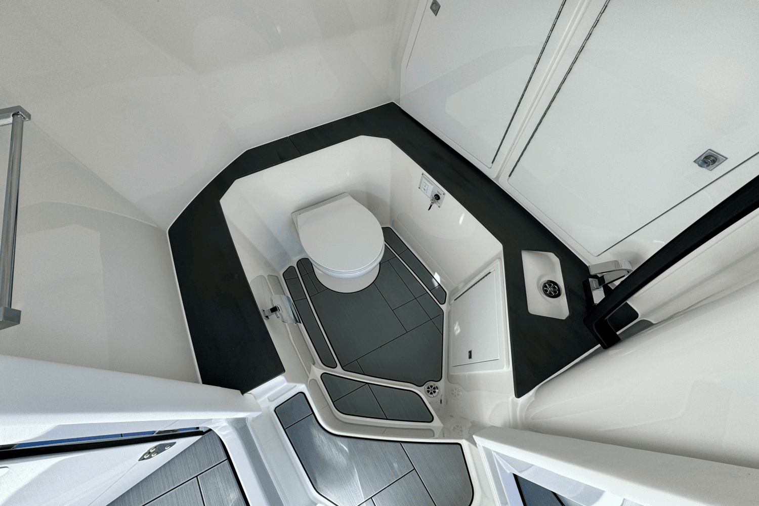 2024 Aviara AV32 Outboard Image Thumbnail #27