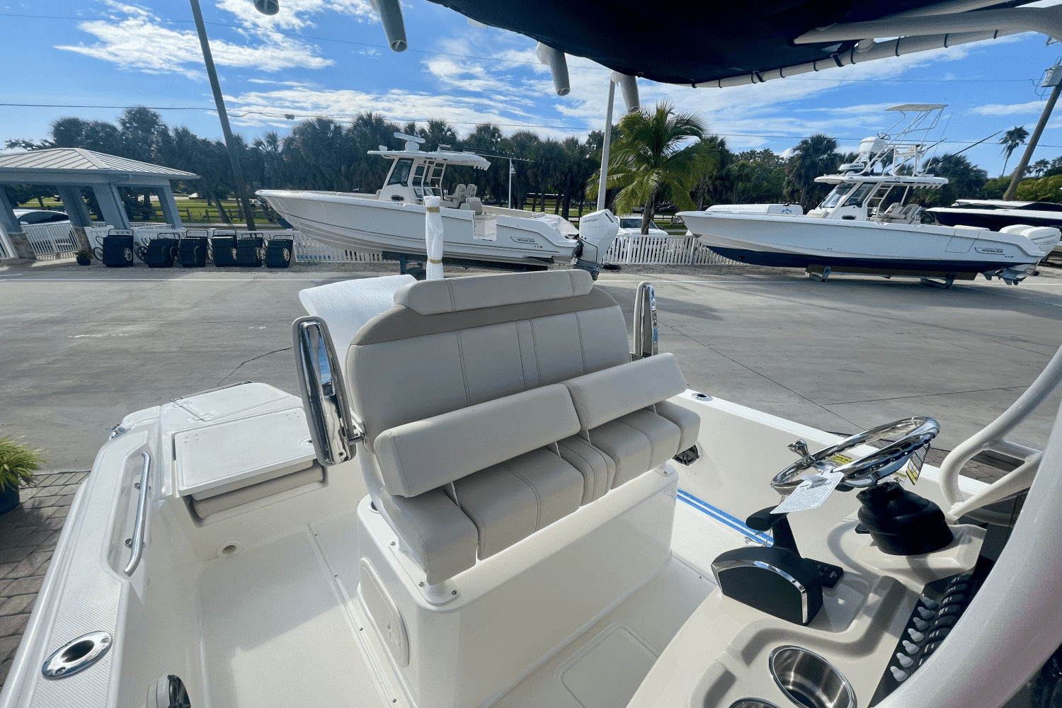 2025 Boston Whaler 220 Dauntless Image Thumbnail #10