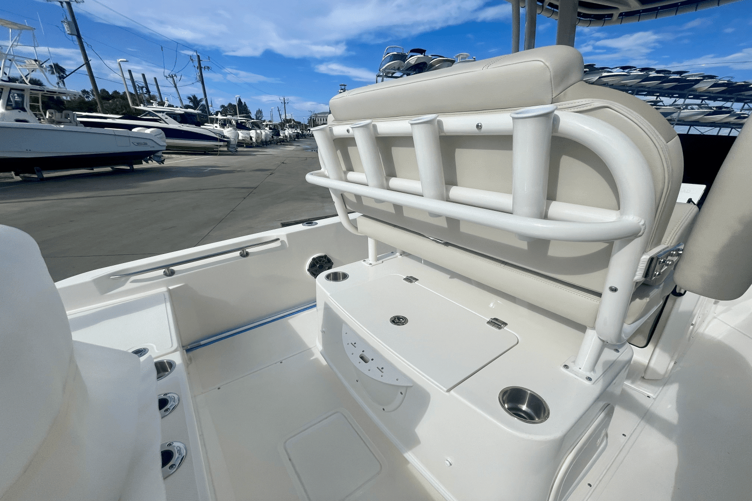 2025 Boston Whaler 220 Dauntless Image Thumbnail #8