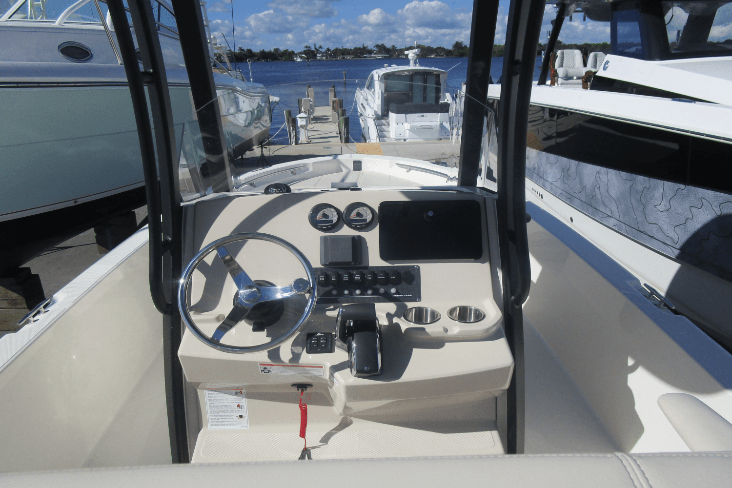 2025 Boston Whaler 220 Dauntless Image Thumbnail #1