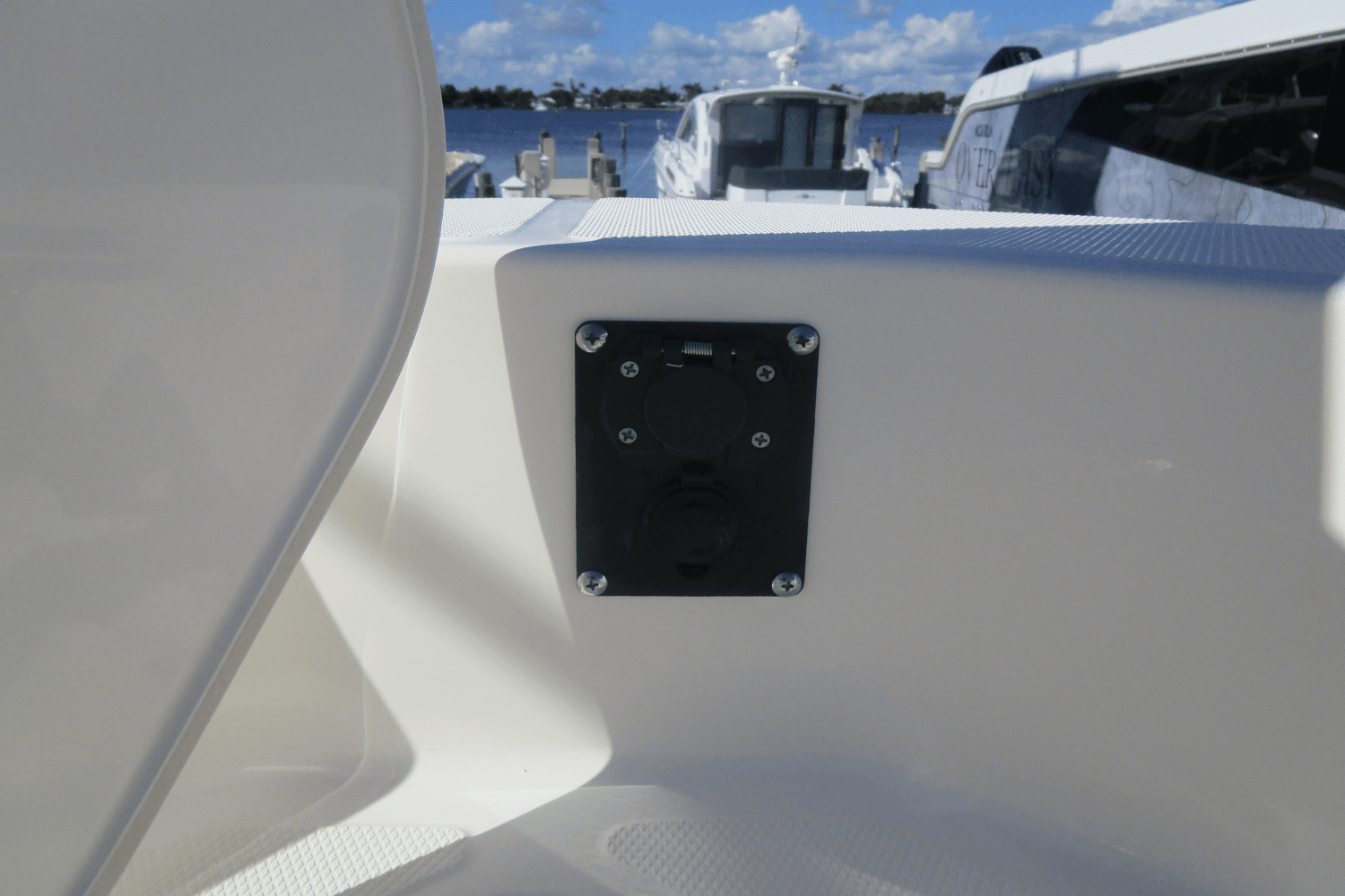 2025 Boston Whaler 220 Dauntless Image Thumbnail #19