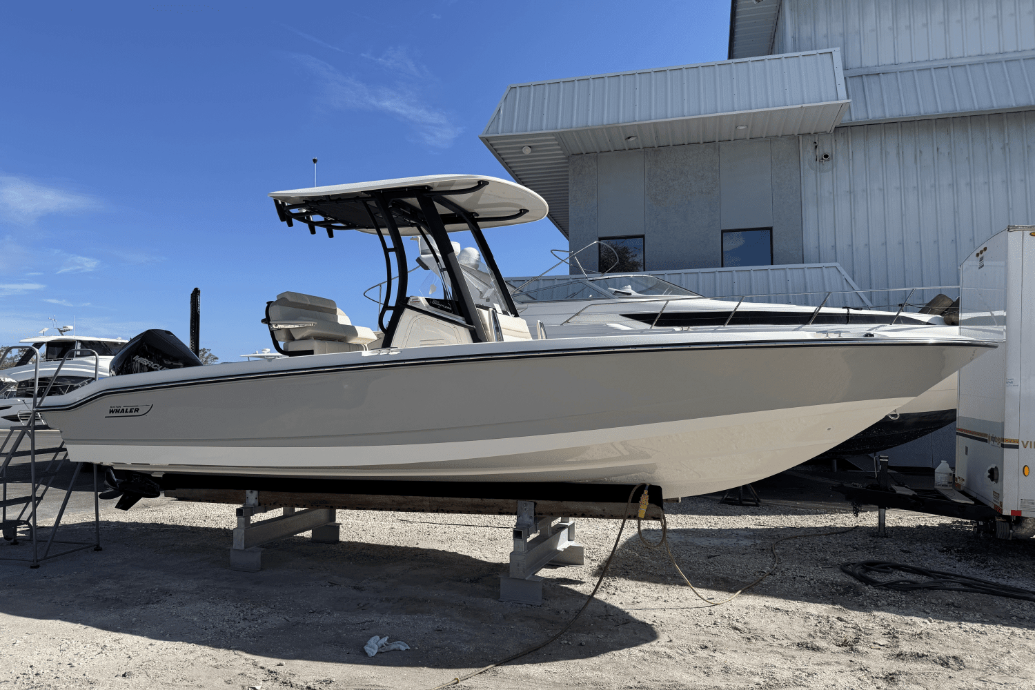 2025 Boston Whaler 220 Dauntless