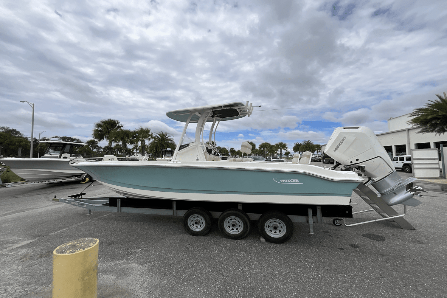 2025 Boston Whaler 250 Dauntless Image Thumbnail #6