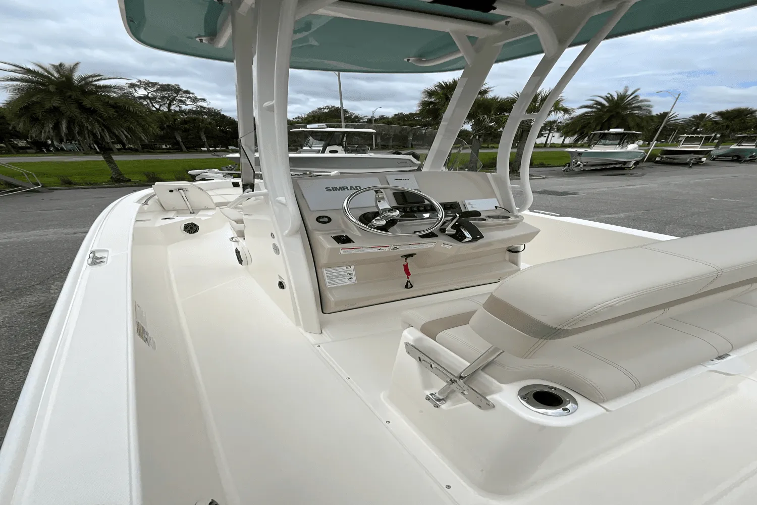 2025 Boston Whaler 250 Dauntless Image Thumbnail #6