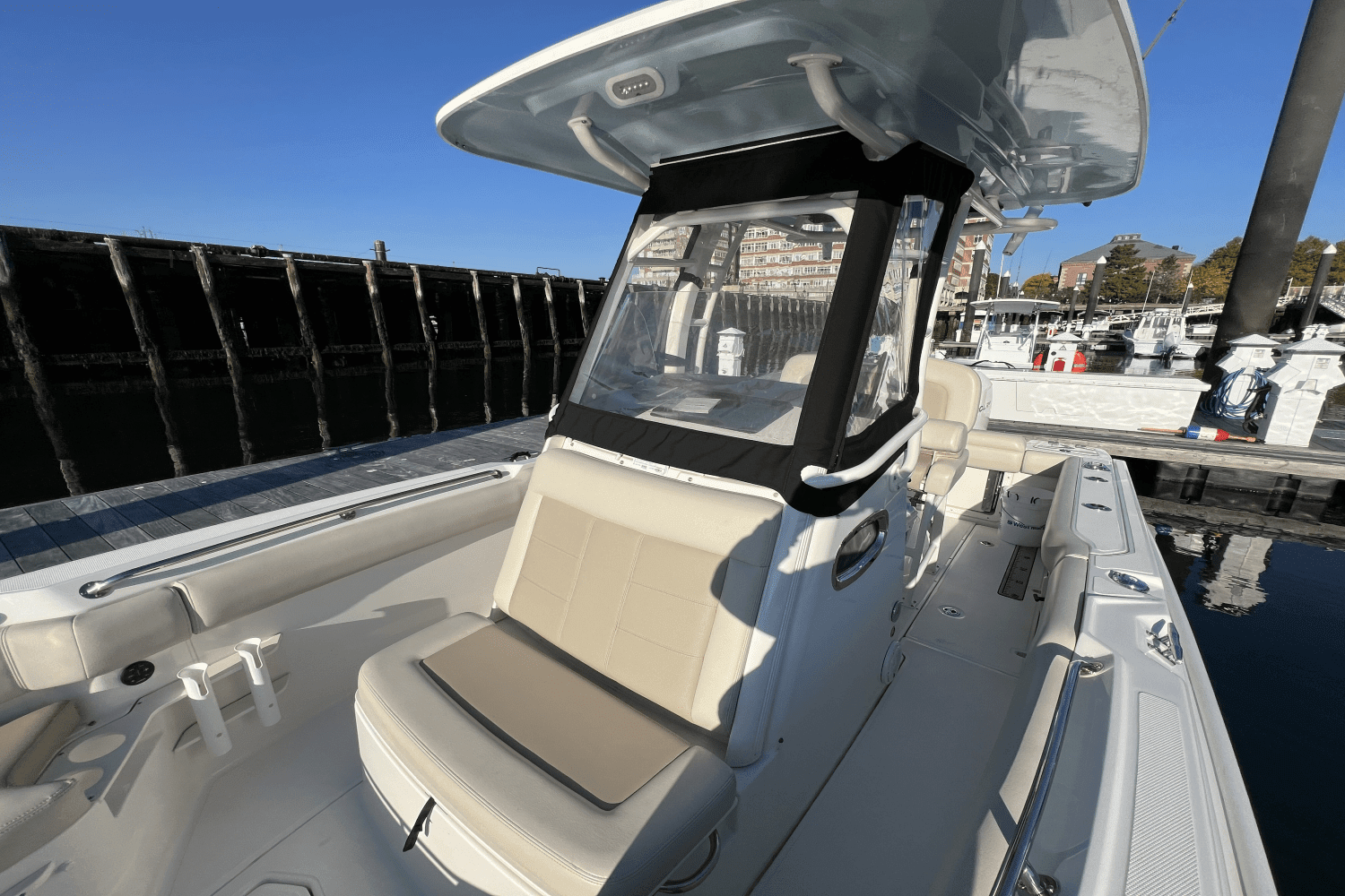 2022 Boston Whaler 230 OUTRAGE Image Thumbnail #8