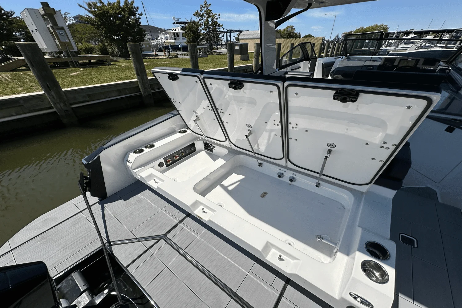 2024 Aviara AV32 Outboard Image Thumbnail #49