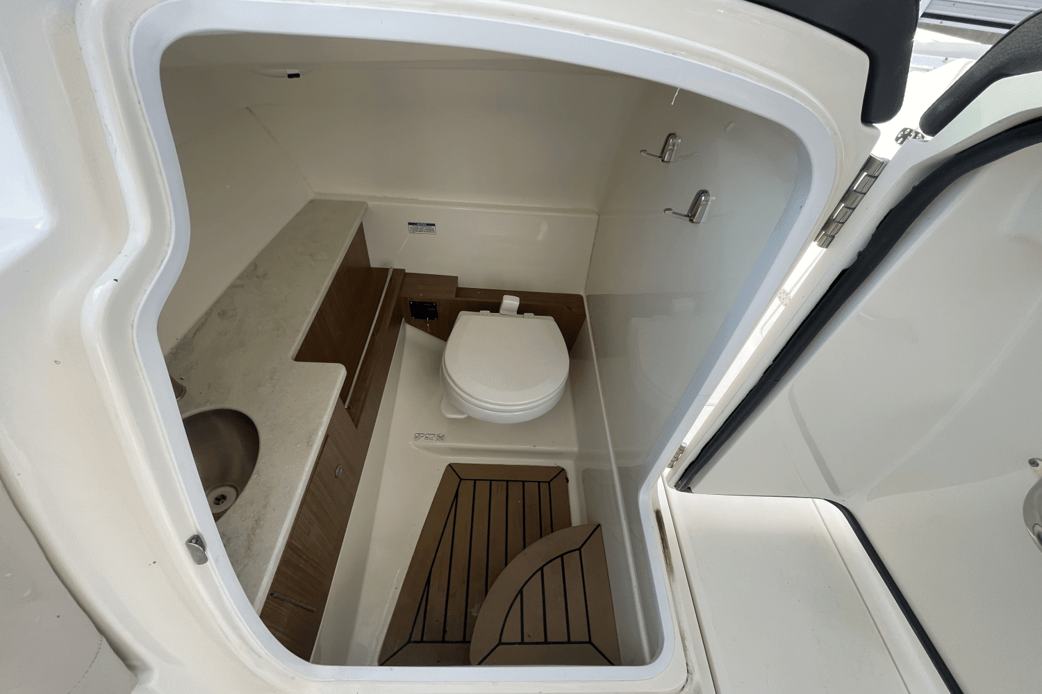 2018 Boston Whaler 270 VANTAGE Image Thumbnail #21