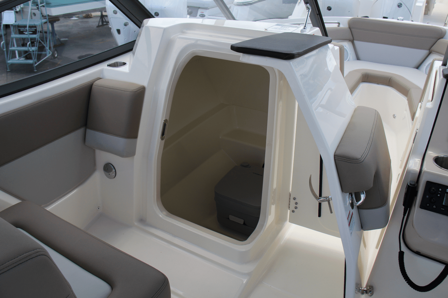 2024 Boston Whaler 210 Vantage Image Thumbnail #12