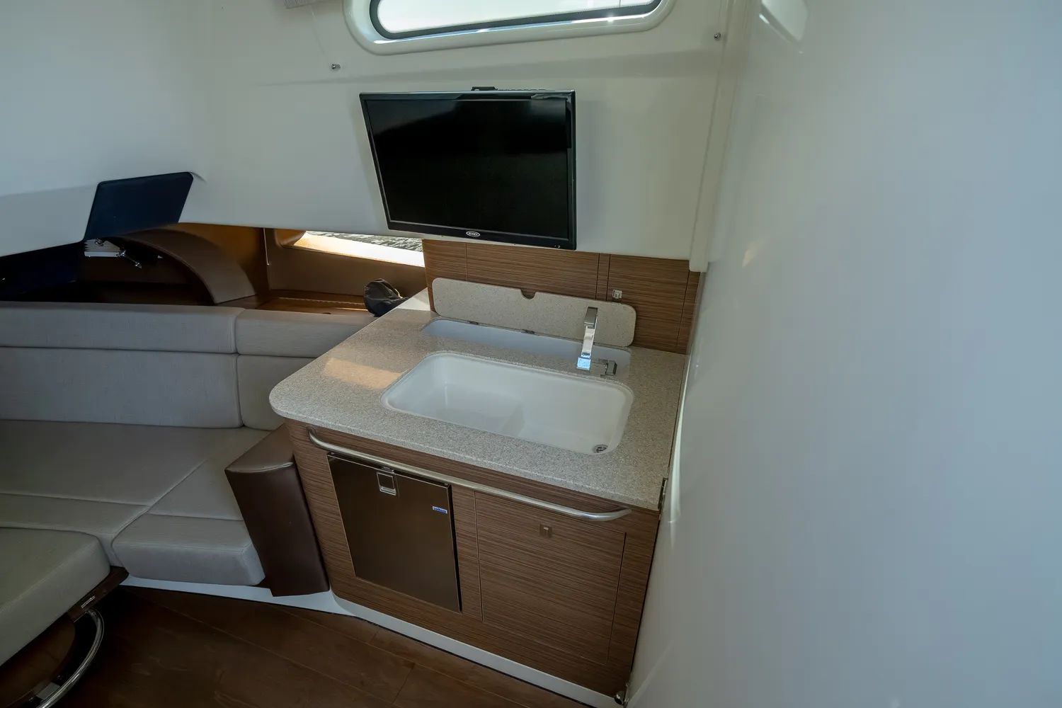 2025 Boston Whaler 420 Outrage Image Thumbnail #42