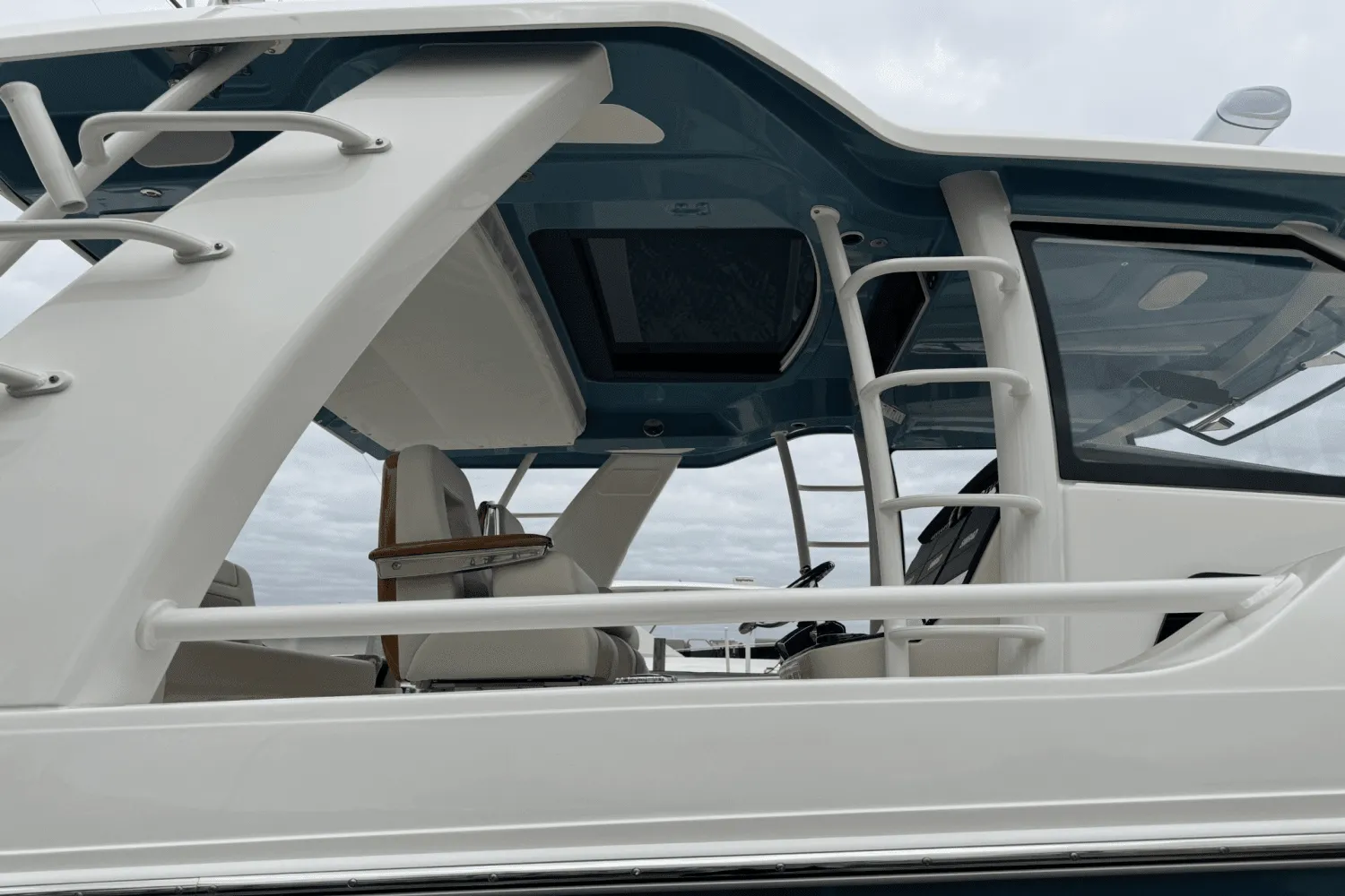2025 Boston Whaler 420 Outrage Image Thumbnail #31