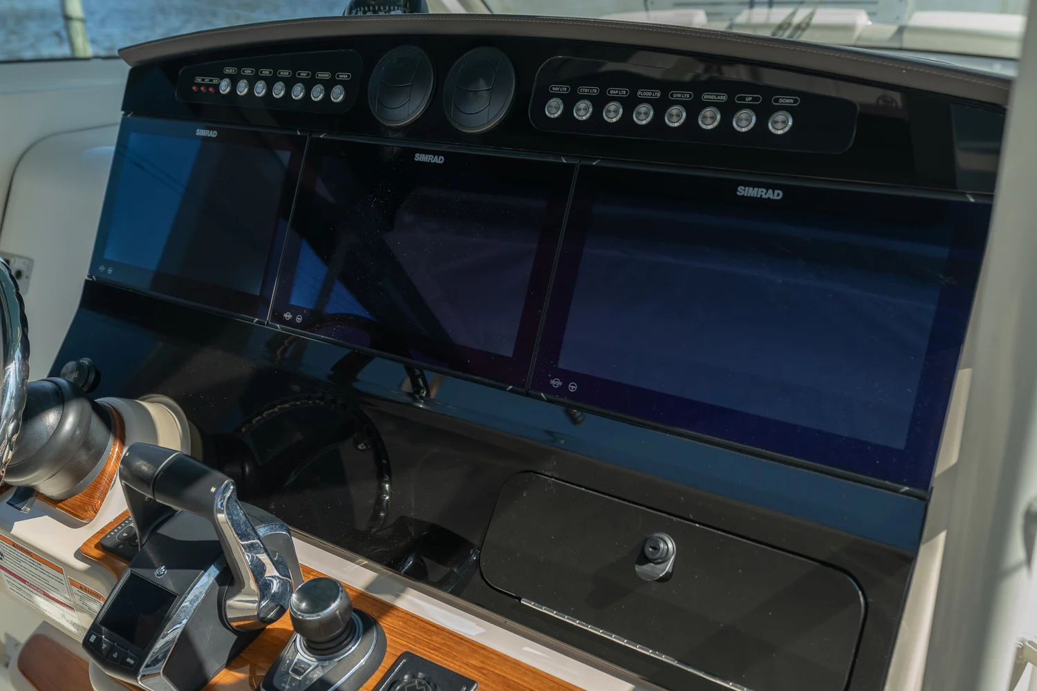 2025 Boston Whaler 420 Outrage Image Thumbnail #25