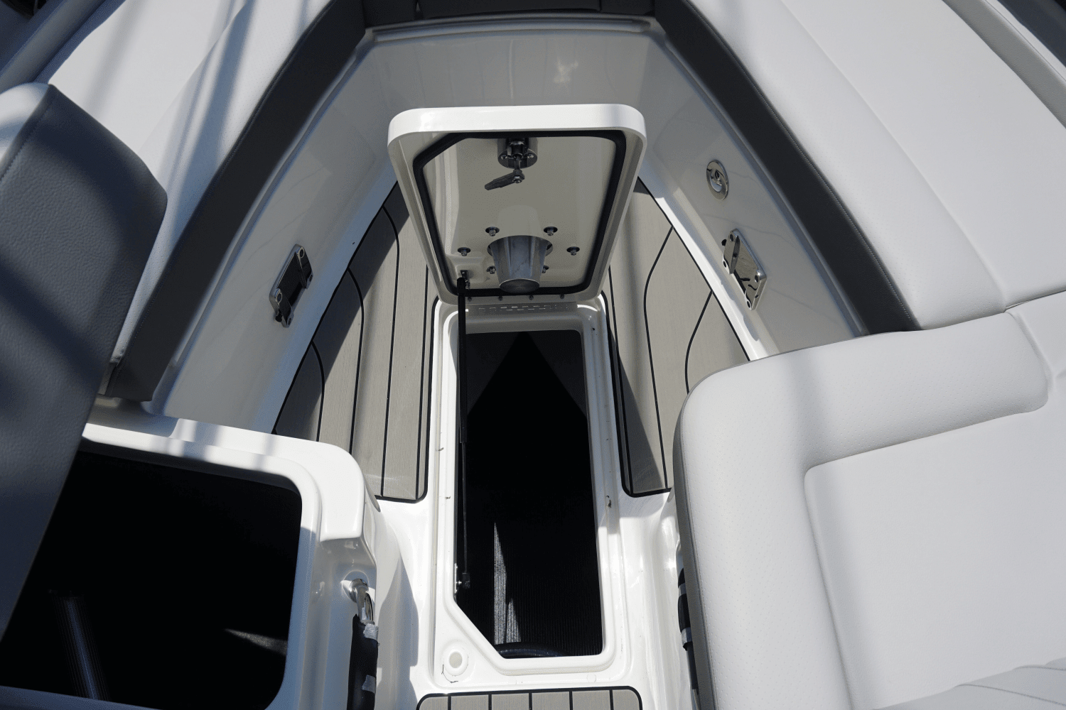 2024 Sea Ray 310 SLX Outboard Image Thumbnail #8