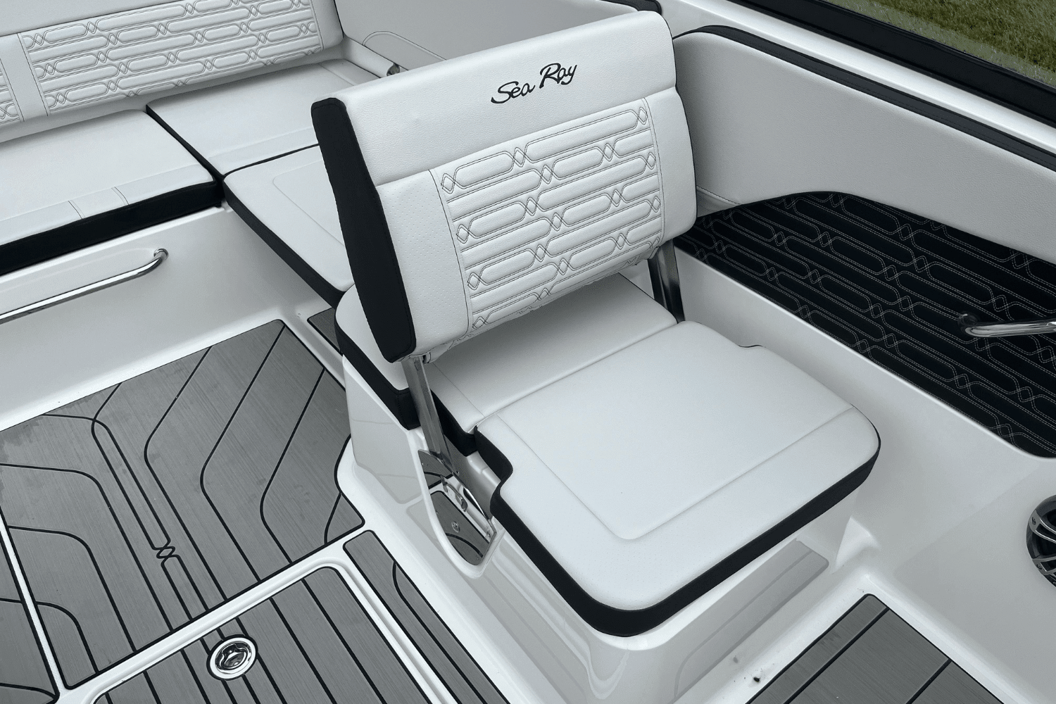 2025 Sea Ray SPX 210 Outboard Image Thumbnail #8