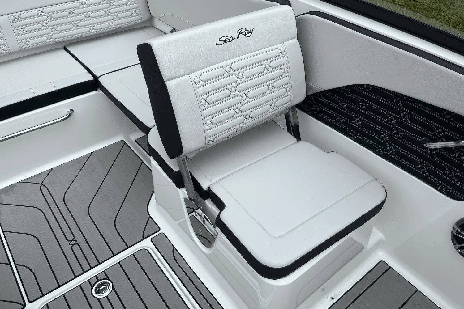 2025 Sea Ray SPX 210 Outboard Image Thumbnail #8