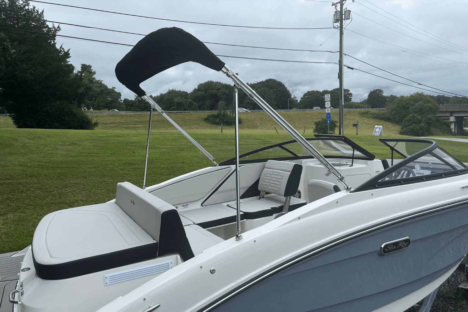2025 Sea Ray SPX 210 Outboard Image Thumbnail #3