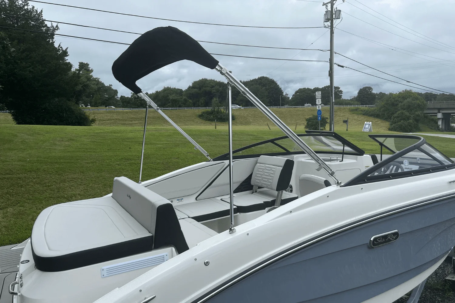 2025 Sea Ray SPX 210 Outboard Image Thumbnail #3