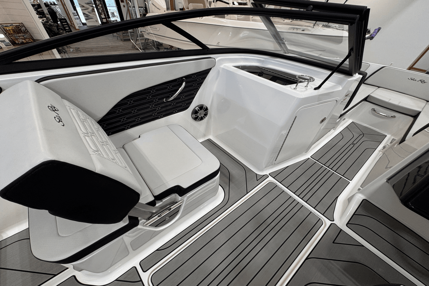 2025 Sea Ray SPX 210 Outboard Image Thumbnail #12