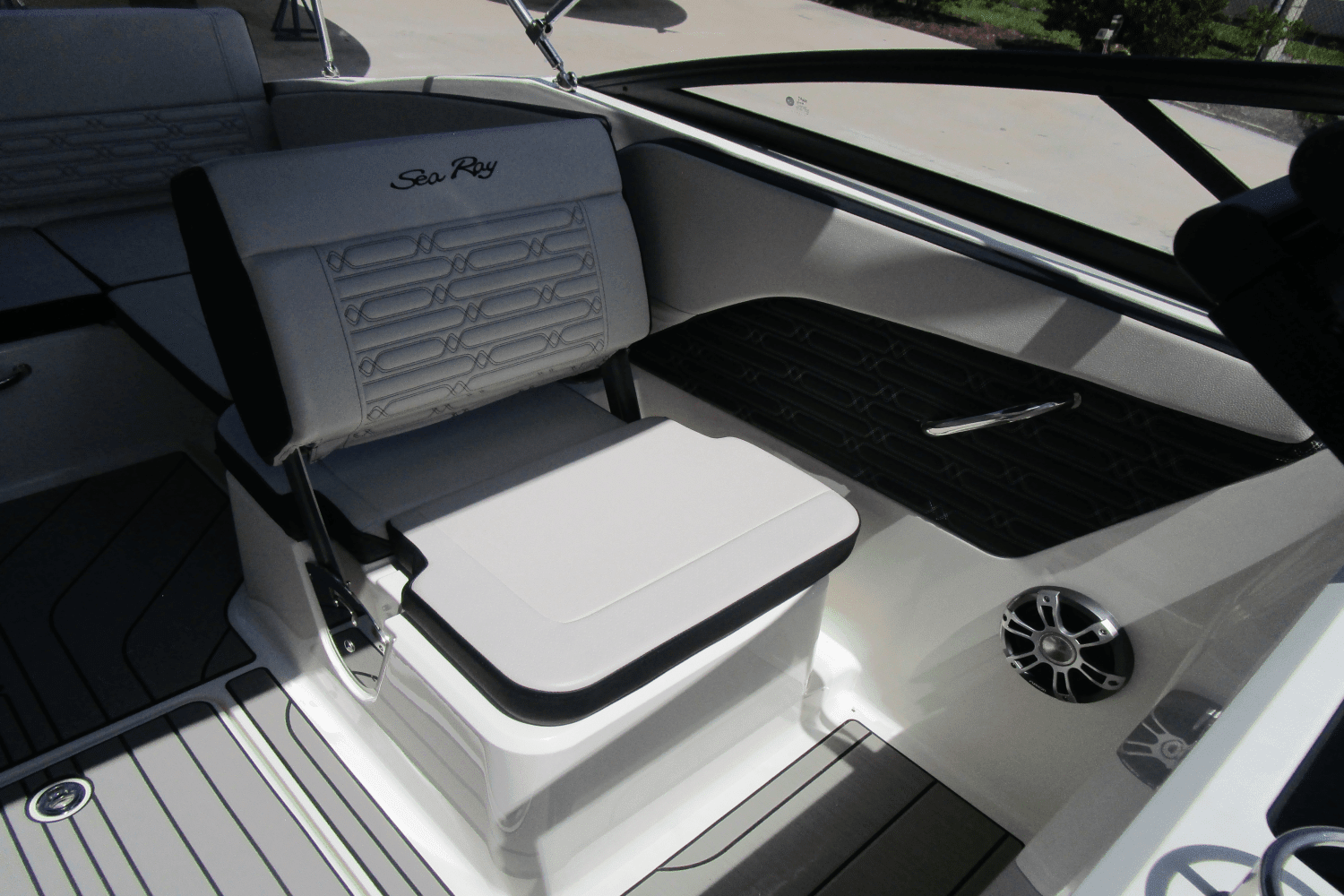 2025 Sea Ray SPX 210 Outboard Image Thumbnail #5