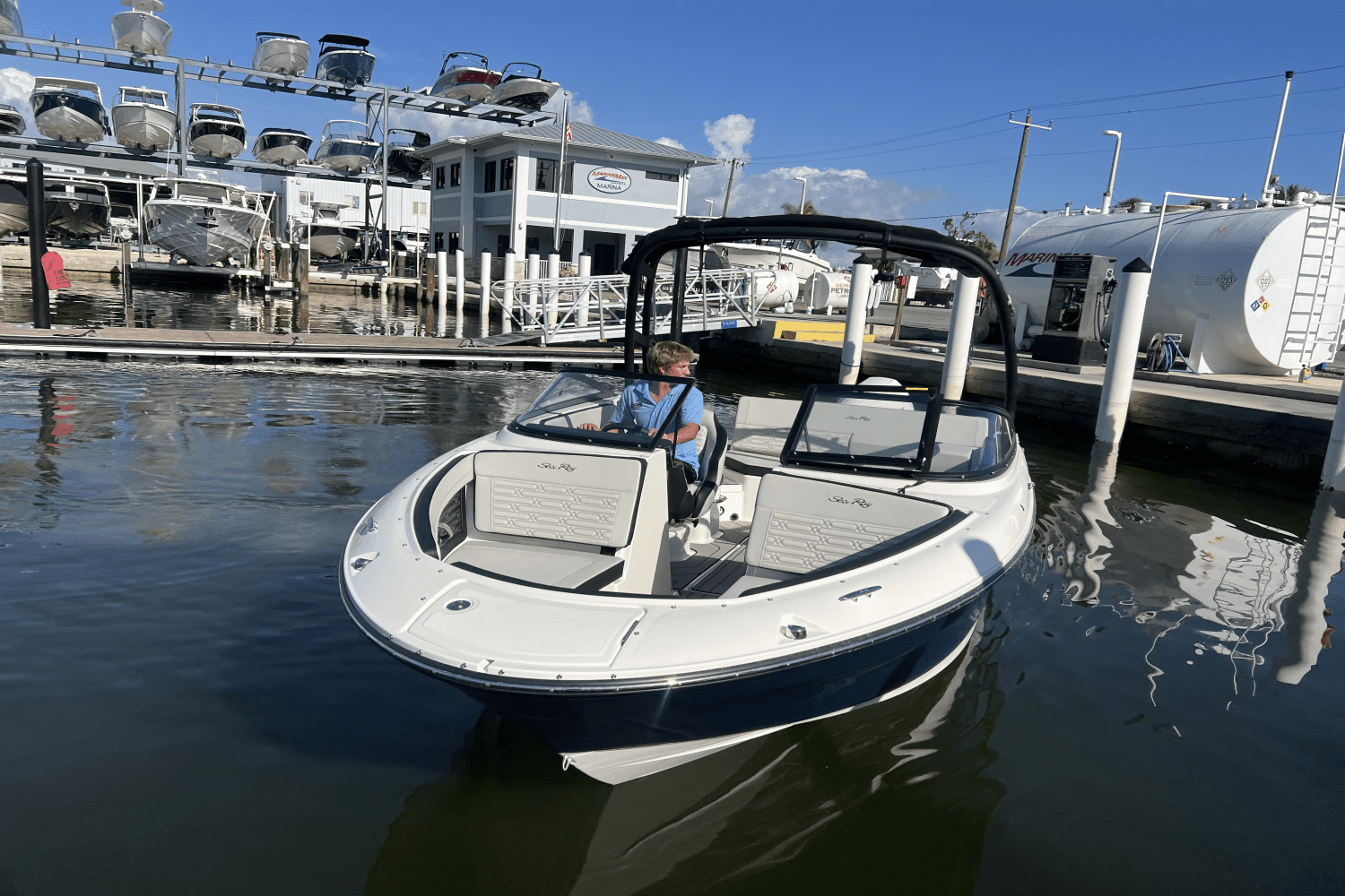 2025 Sea Ray SPX 210 Outboard Image Thumbnail #3