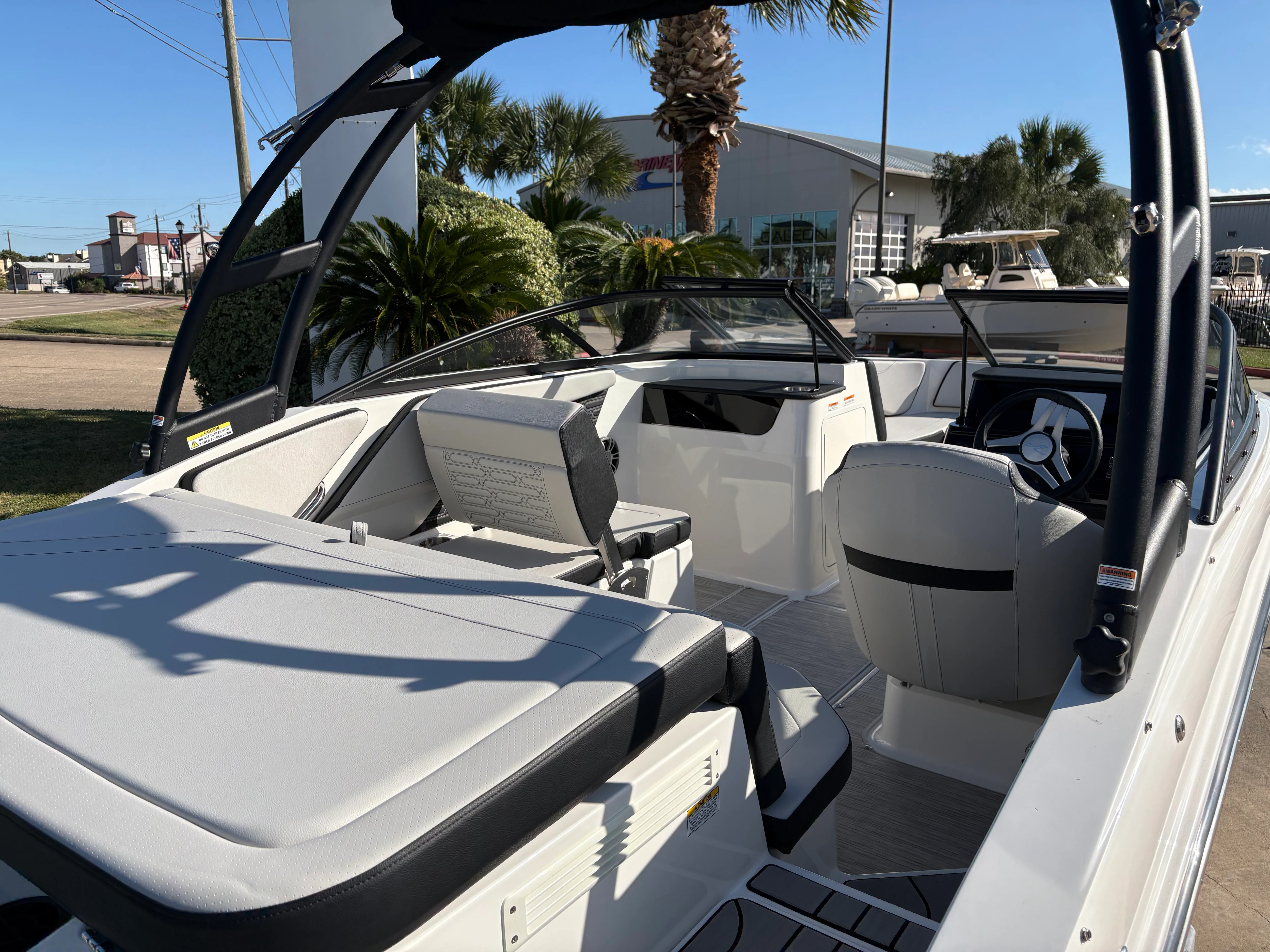 2025 Sea Ray SPX 190 Outboard Image Thumbnail #3