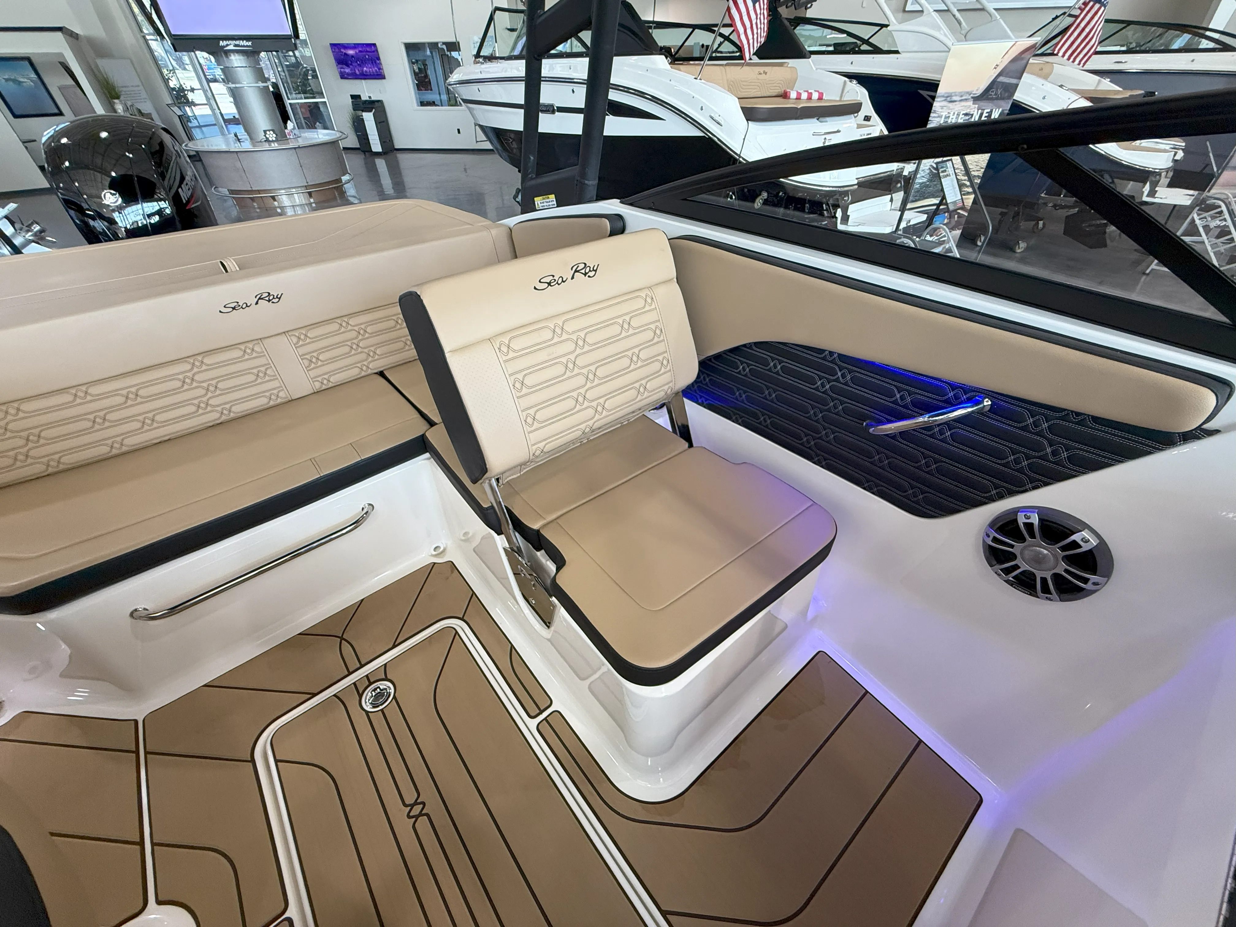 2025 Sea Ray SPX 190 Outboard Image Thumbnail #11