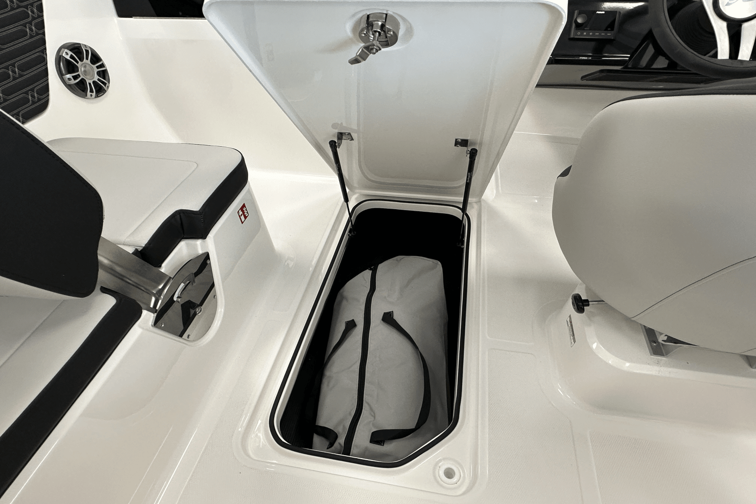 2025 Sea Ray SPX 190 Outboard Image Thumbnail #10