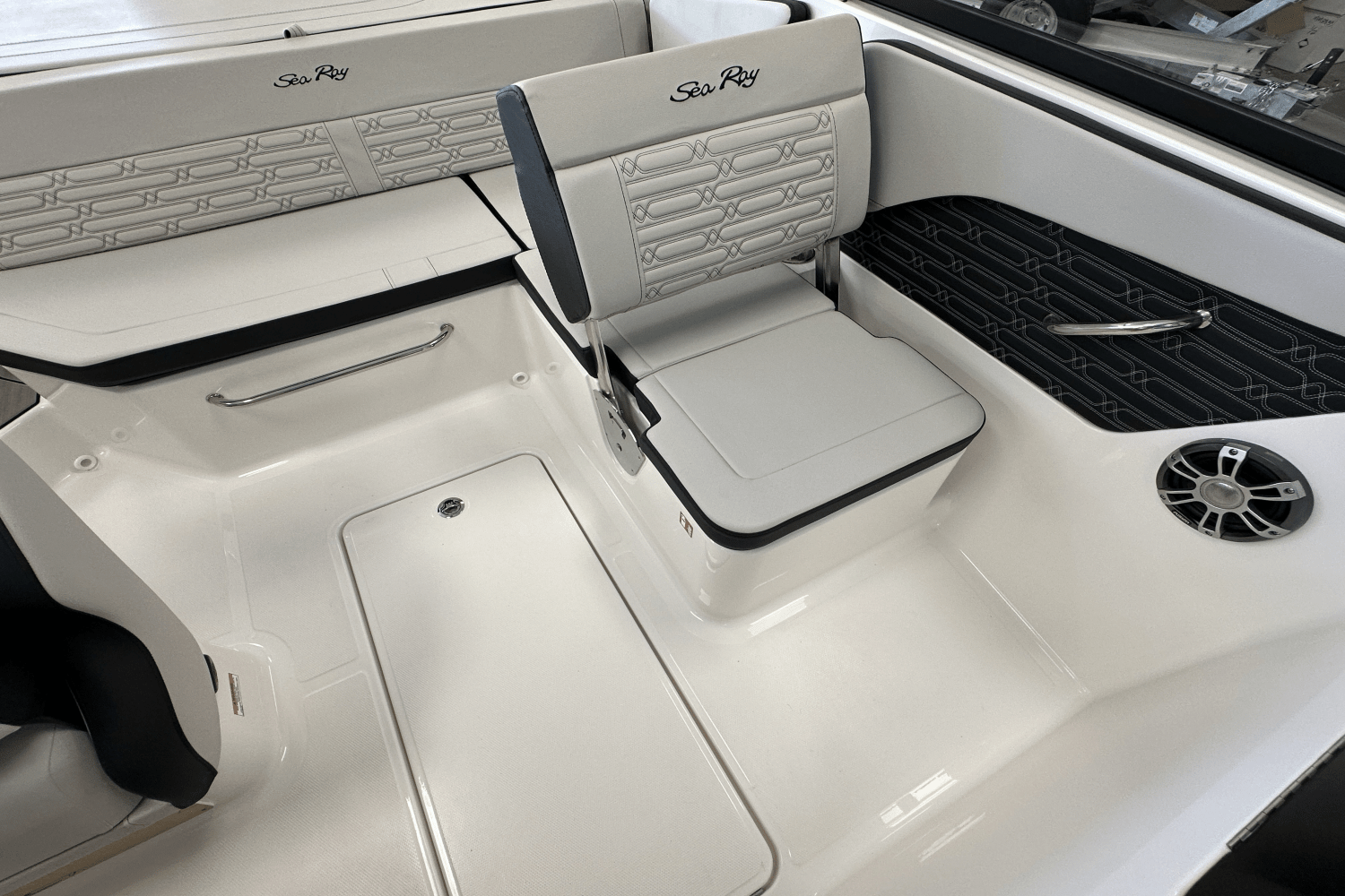 2025 Sea Ray SPX 190 Outboard Image Thumbnail #8