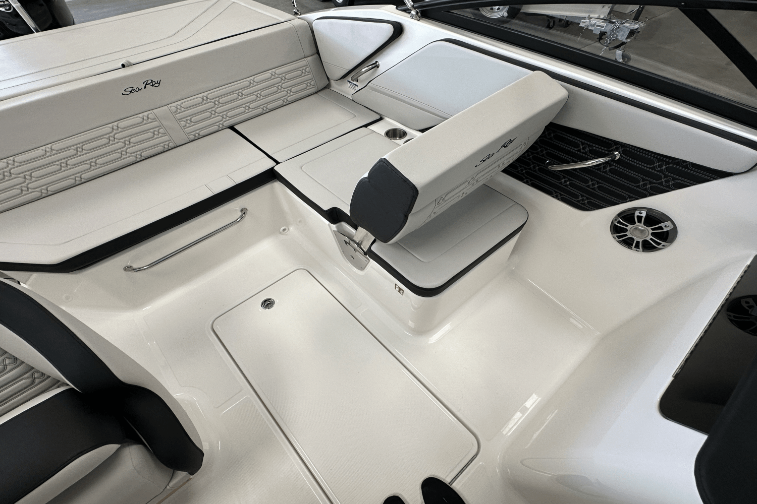 2025 Sea Ray SPX 190 Outboard Image Thumbnail #9
