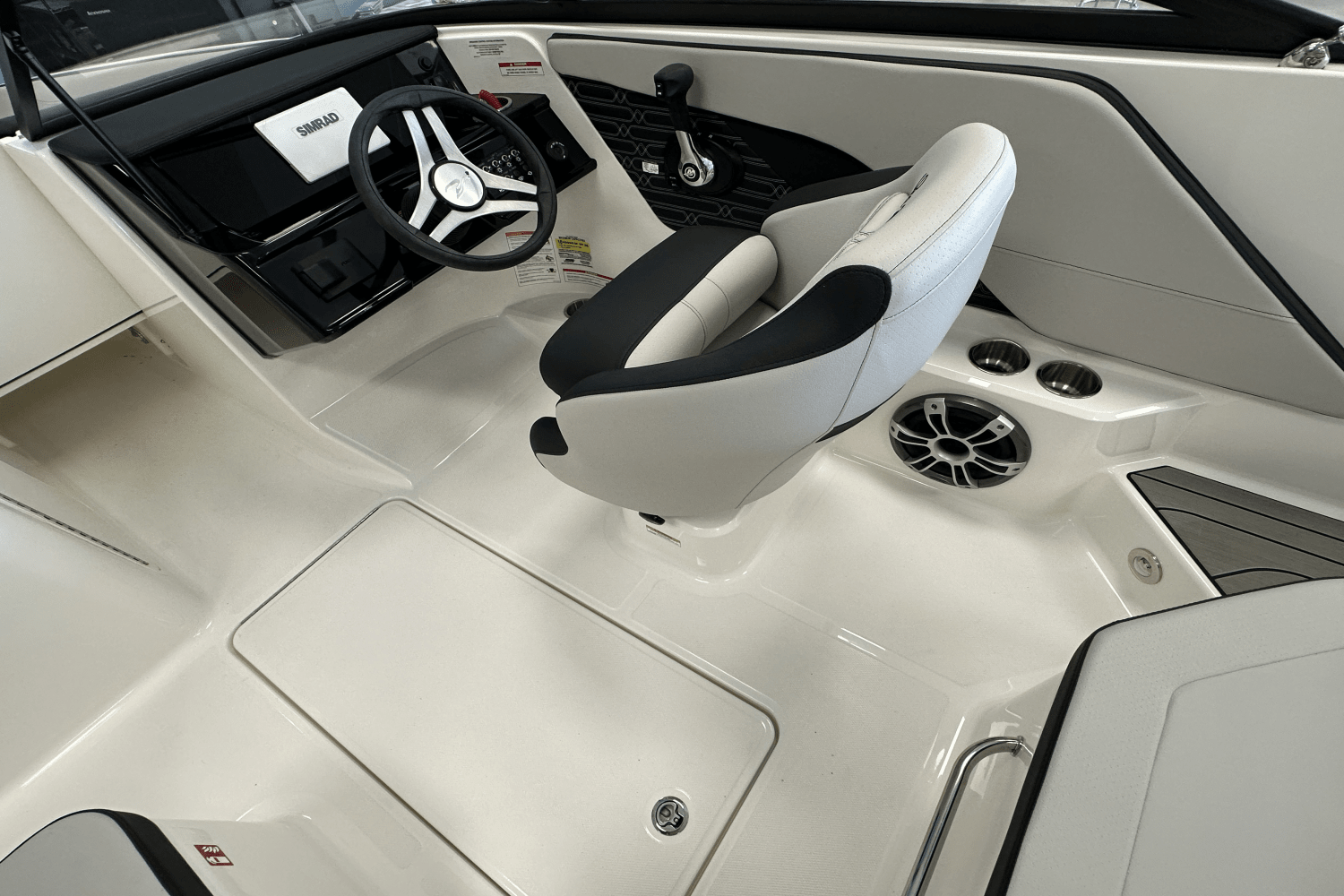 2025 Sea Ray SPX 190 Outboard Image Thumbnail #12