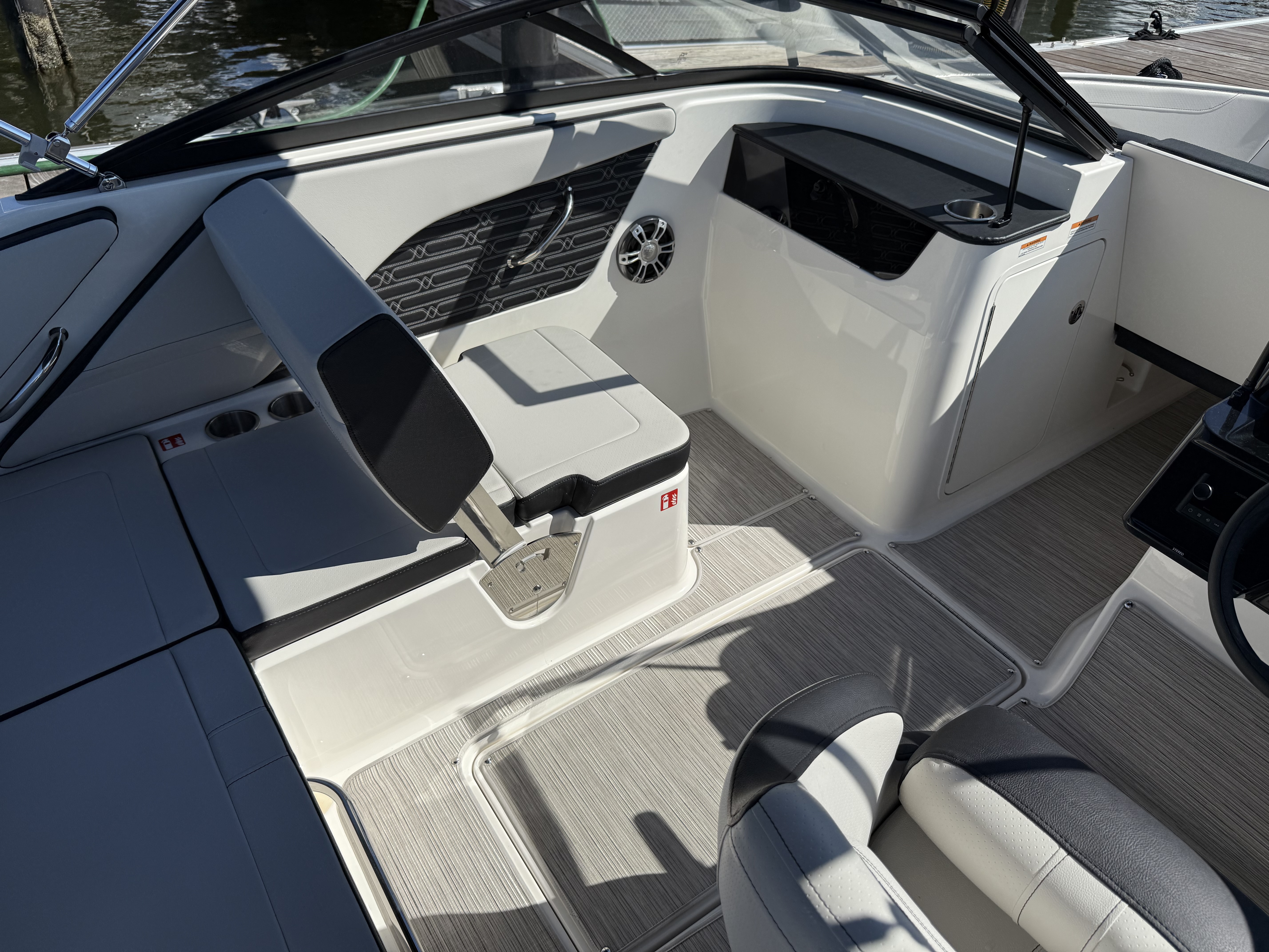 2025 Sea Ray SPX 190 Outboard Image Thumbnail #17