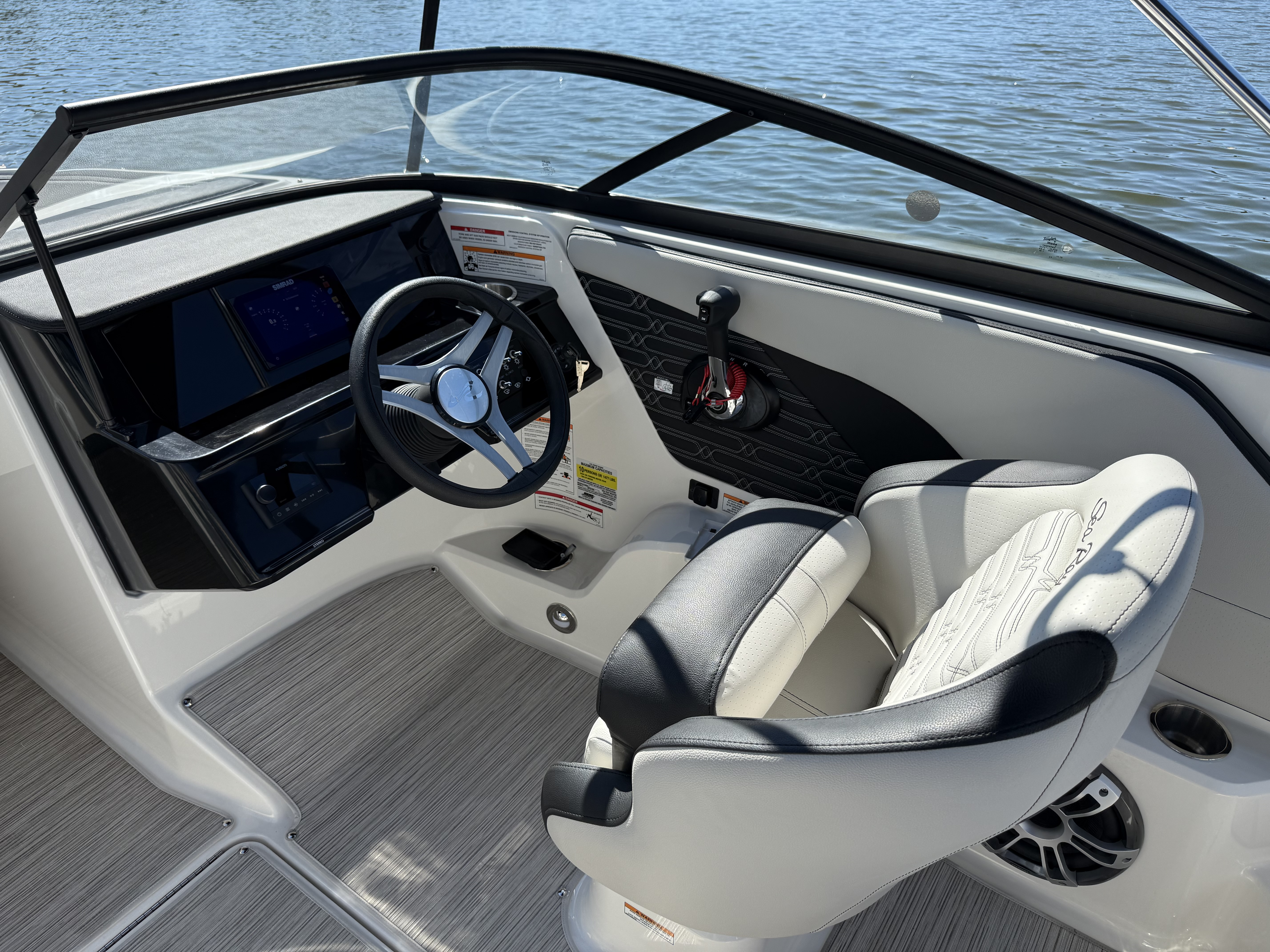 2025 Sea Ray SPX 190 Outboard Image Thumbnail #18