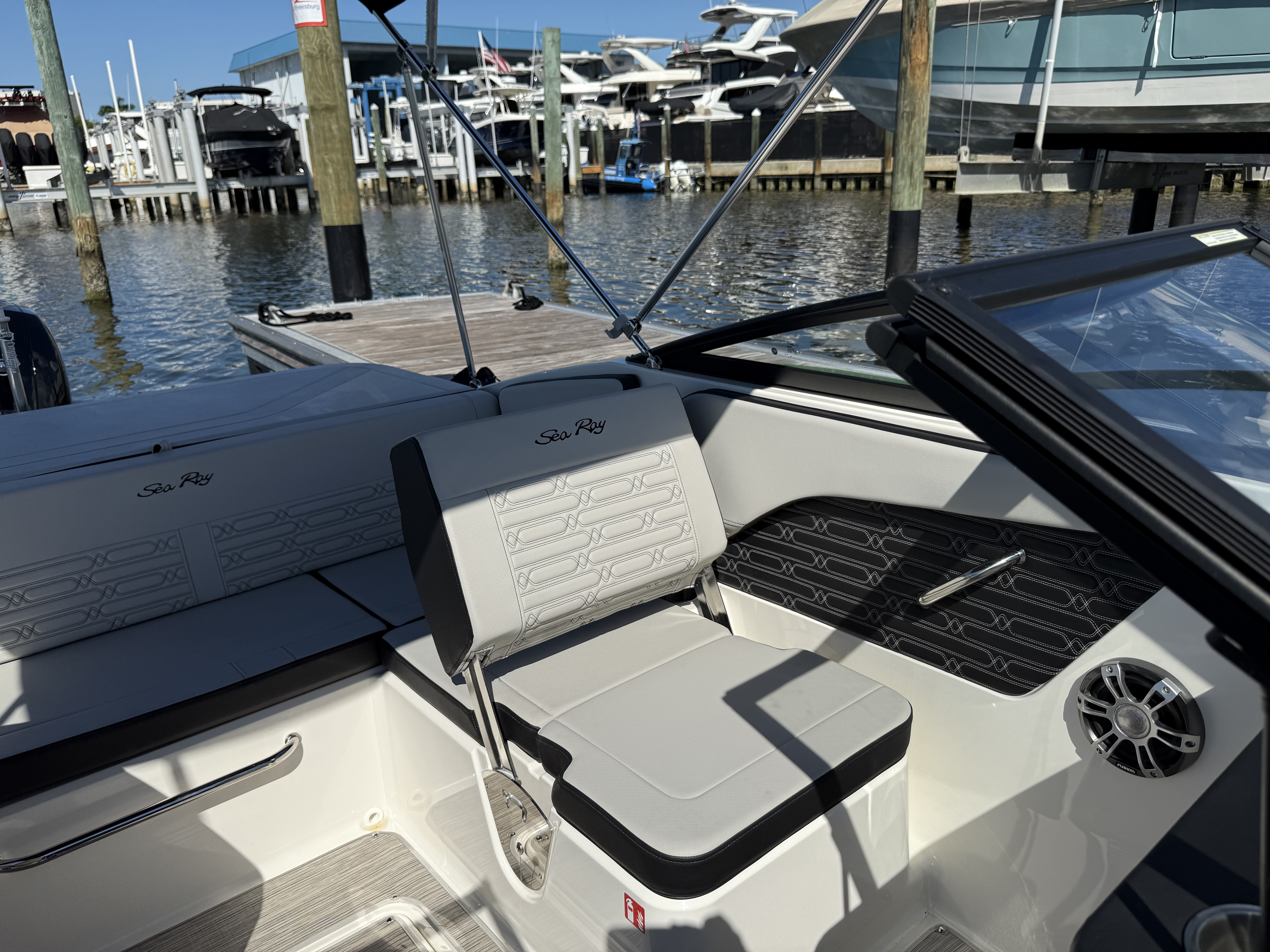 2025 Sea Ray SPX 190 Outboard Image Thumbnail #20